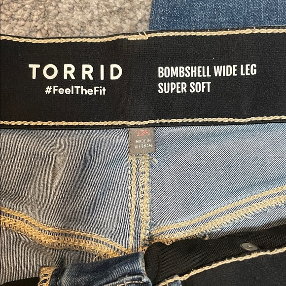 EC Torrid Bombshell Wide Leg Super Soft Medium Wash Jeans - Size 12R - Picture 4 of 5